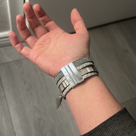 Buckle Silver and Brown Multi-Layered Bracelet - Picture 4 of 5